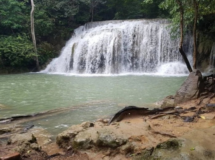 Day trip in Kanchanaburi Kachanaburi, which has mostly mountainous terrain, covers an area of approximately 19,473 square kilometers and is the third largest province in Thailand after Chiang Mai and Nakhon Ratchasima. The magnificent landscape and charming beauty of Kanchanaburi have resulted in major tourist attractions including several well-known waterfalls, caves which were once inhabited by Neolithic man, pristine national parks, tranquil rivers, virgin forests, and reservoir. Together, they offer an intriguing experience for first-time or repeat visitors. Whether its fishing, rafting, canoeing, mountain biking, bird-watching, star-gazing, golfing, elephant and jungle trekking, or even living in bamboo rafts, Kanchanaburi takes pride in offering them all.